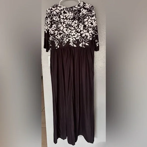 Chic Black and White Floral Jumpsuit - Picture 5 of 8